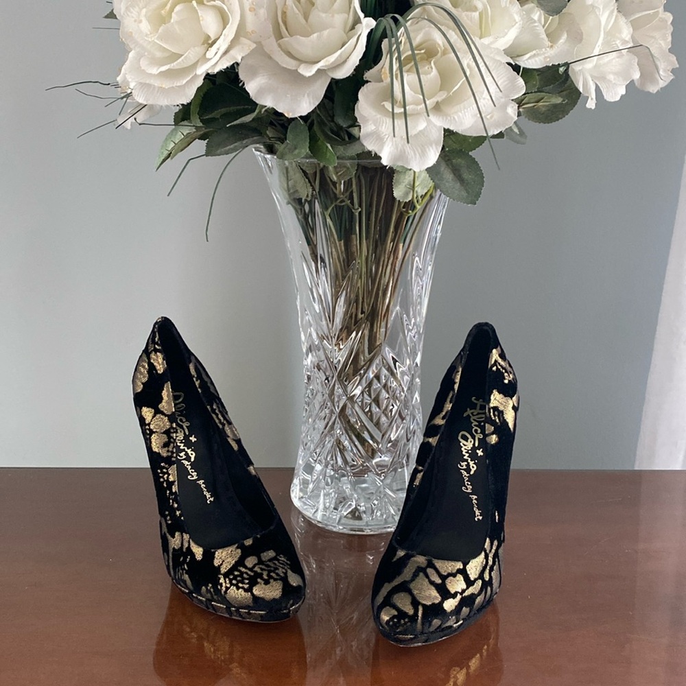 Alice & Olivia, 🌹 by Stacy Bendet black and gold high heel pump shoes